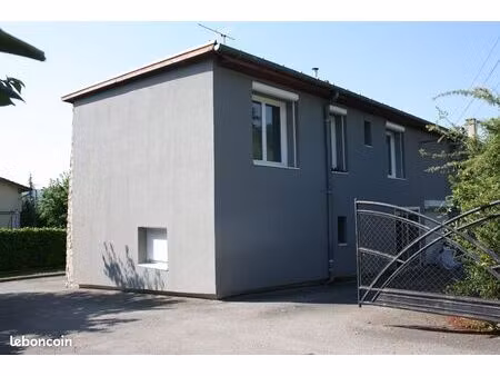 maison entière avec 2 appartements plus bureau à louer