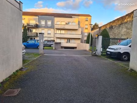 place de parking extérieur sécurisée