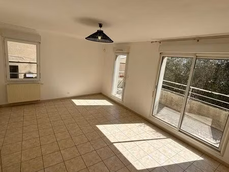 location appartement 45 m2  centre ville aubenas  non meublé  place de parking et extérieu