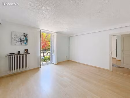 lumineux 2 pièces de 49 m2 avec dépendance sur le pallier