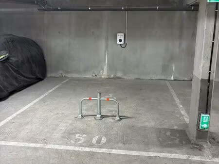 emplacement parking grande largeur - arceau - borne