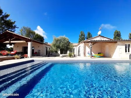 élégante villa contemporaine avec piscine et terrain arboré
