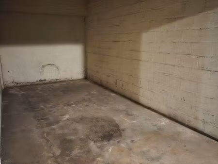 particulier loue garage / box de 14 m2 pour grande voiture au centre-ville de saint-quenti