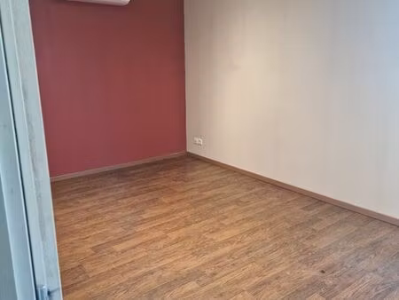 local 27 m2 chauffé climatisé avec 2 fenêtres