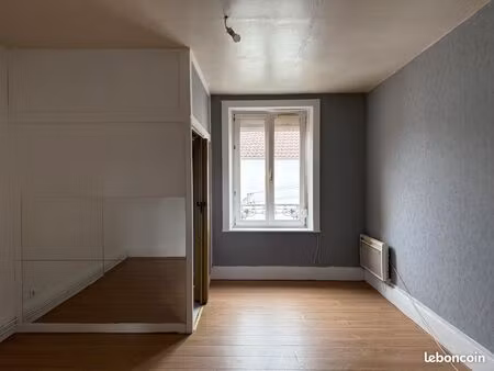 appartement rénové 52 m² · jardin privatif · plein centre bruyères · calme · dispo immédia