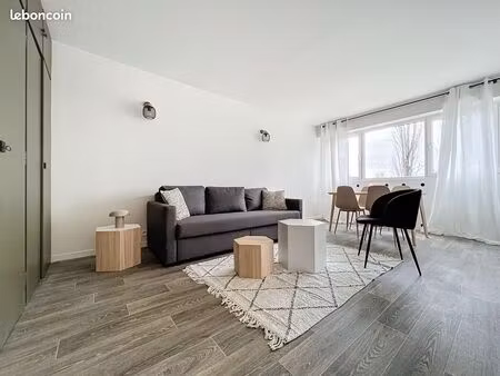 studio meublé très lumineu