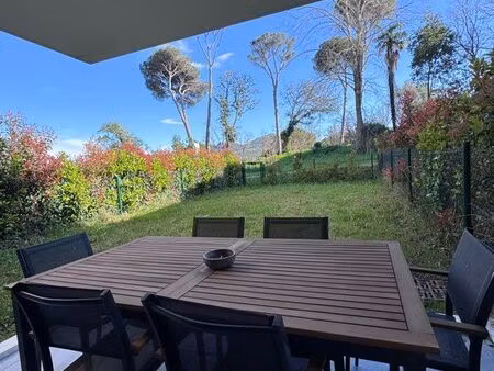 ? t2 avec grand jardin et vue rocher