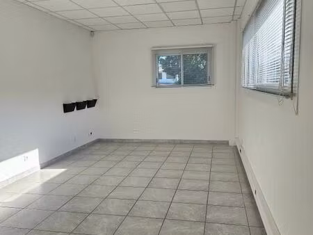 bureau 77 m²