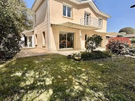 villa 8 pièces 180 m²