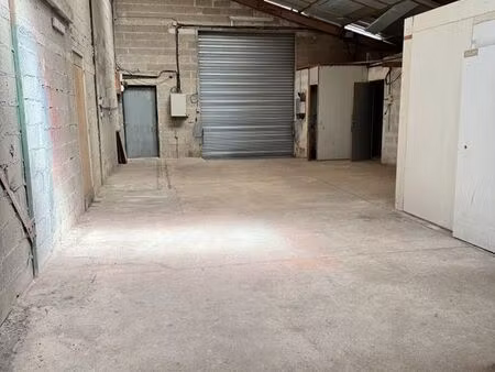local artisanal entrepôt sécurisé avec bureaux et atelier/entrepôt + terrain clos à tourne