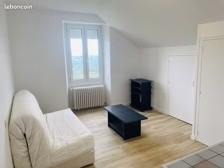 studio lumineux et fonctionnel
