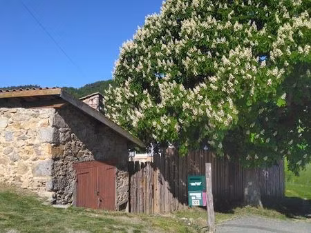 maison avec dépendances  bâtiments  prairies  bois et sources