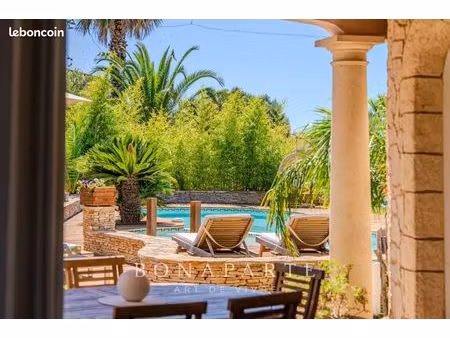 villa 8 pièces 262 m²