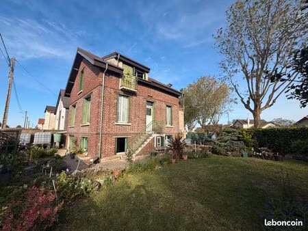 pavillon 4 chambres avec sous-sol semi enterré