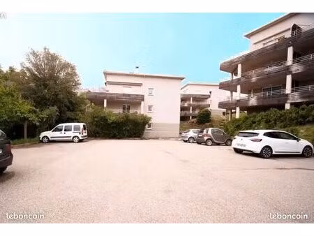 grand f2 meublé 53 mètres carrés + terr1sse + parking   à 2 pas de l'ufr lettres/droit