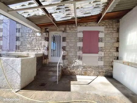 2 pièces grand salon + cour calme tbe gare migennes