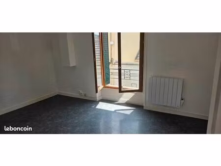 f2 de 25m2 etrechy centre ville