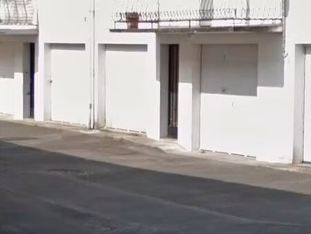 plein centre-ville à louer garage à l'année