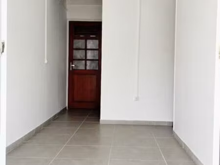 local professionnel 27m² – bourg  le vauclin