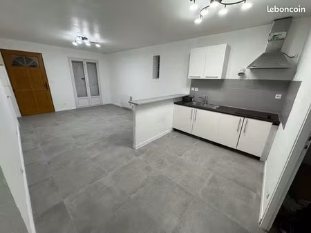 f2+ de 45 m² au rez-de-chaussée avec terrasse et parking privé dans maison récente au calm