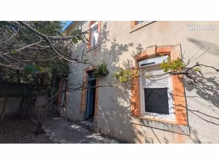 maison capucin avec garage et extérieur