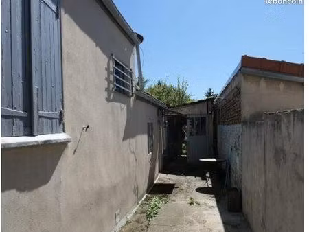 maison ouvrière avec garage devant et jardin derrière
