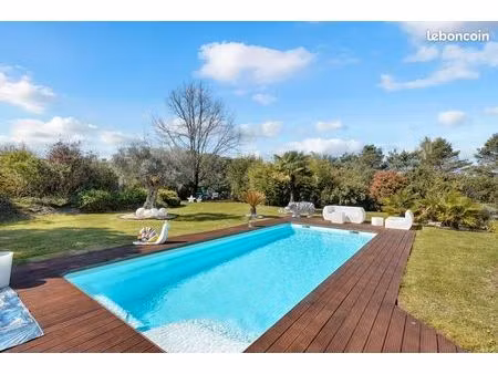 villa 7 pièces 230 m²