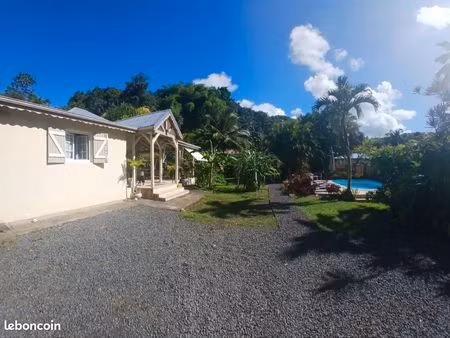villa avec piscine et bungalows