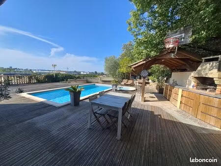 appartement d’exception avec piscine  terrasse de 140 m² et vue panoramique sur bordeaux