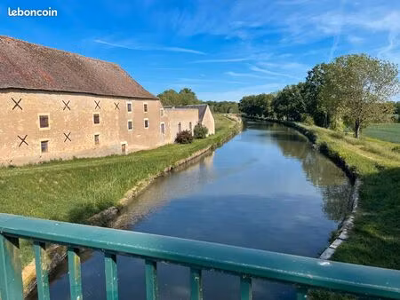 appatement situé à 500m des dernières maisons de cours les barres au bord du canal lateral