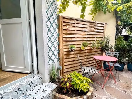 charmante maison  2 chambres  avec cour fleurie à 200 m du métro