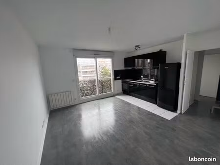 f2 43m² - balcon traversant sans vis-à-vis • vue jardins • parking • résidence sécurisée
