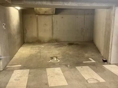 parking spacieux 20m2