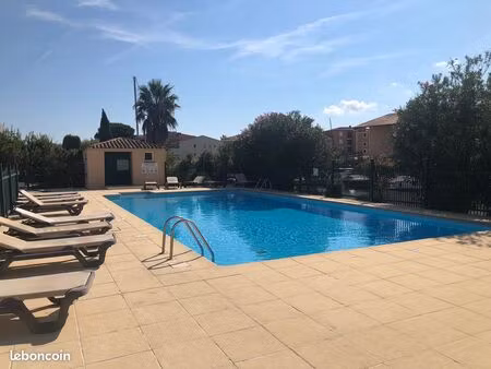 pas pour saisonnier - uniquement vacances : location port-grimaud : 68m2  2 chambres  pisc