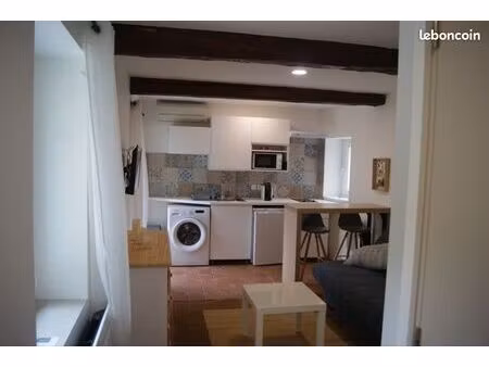 a louer beau studio meublé avec grand jardin et belle terrasse plein centre du luc