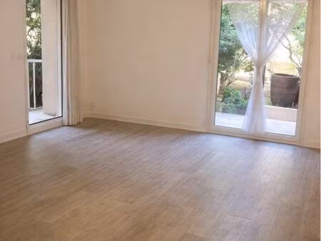 location t2 avec jardin situé à sanary sur mer plein centre