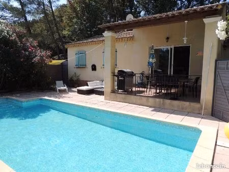 maison à louer à l’année avec piscine 3 chambres garage