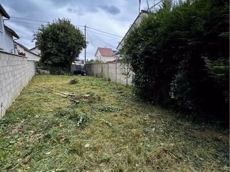 terrain de 332 m2 avec une petite maison