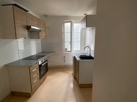 plein centre-ville d’argentat-sur-dordogne  t3 de 67m2