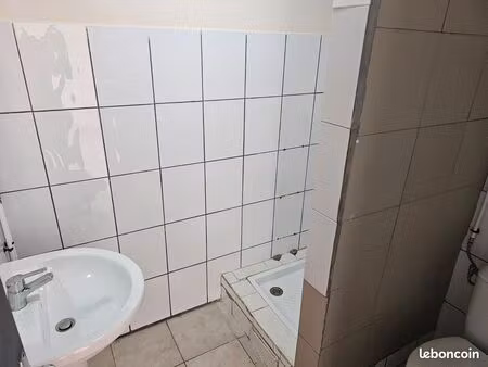 a louer grand t3 côté auto école de balata est
