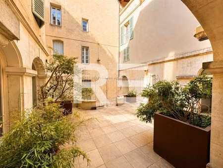 p3 rénové avec parking idéalement situé en intramuros d'avignon