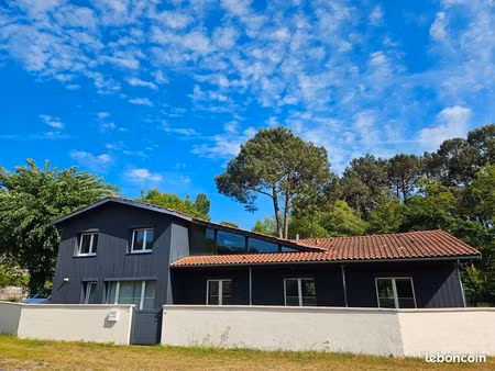maison aux beaux volumes face à la forêt