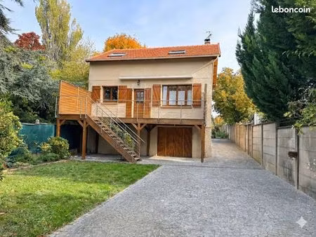 charmant pavillon sur grand terrain