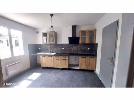 maison 90 m² + garage sur 1100 m² de terrain 775 euros