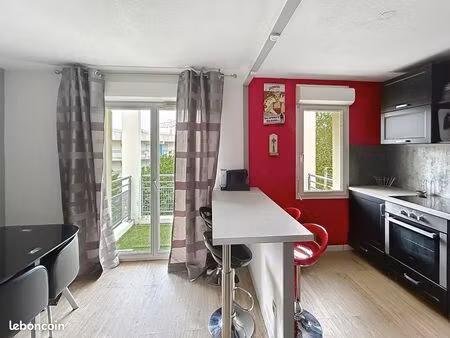 t3 meublé avec balcon et parking bordeaux bassins à flots bacalan