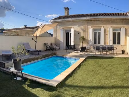 maison en pierres avec piscine