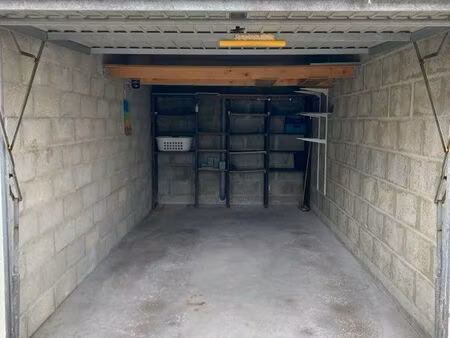 garage / box fermé 15 m² + étagères + mezzanine 3 m²– hyper centre royan – grande conche