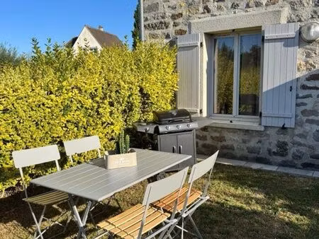 petite maison meublée et décorée avec jardin