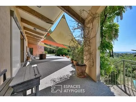 villa d'architecte à la vue panoramique dans les collines