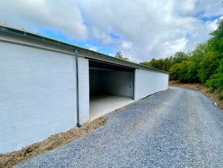entrepôt de +-100m² avec porte d'une hauteur de 2 7m